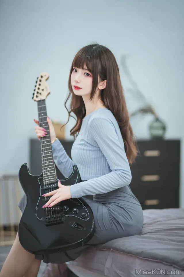 Coser@封疆疆v: 吉他妹妹 (40 photos)