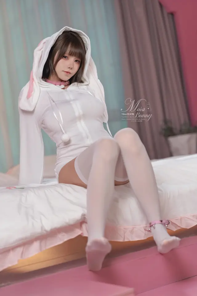 Coser@黏黏团子兔 – 10月月票特典『雪绒兔』 (32 photos)