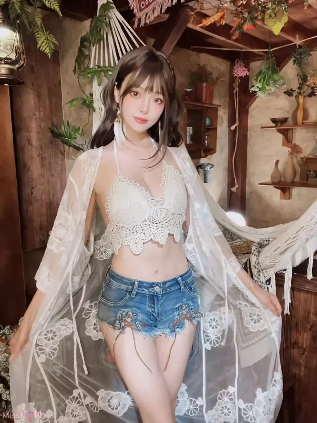 Coser@Ely_eee (ElyEE子): Secret Treehouse Escape (31 photos + 5 videos)