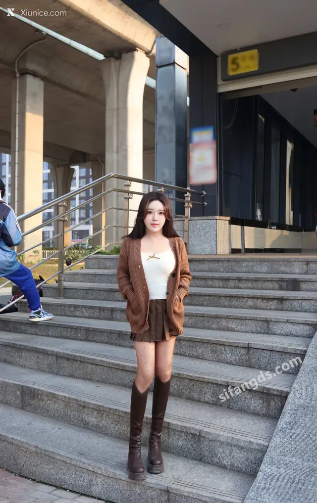 [XR Uncensored] 小薯条nienie: R18 秀人网模特 25年首秀 地铁站露出 (93 photos + 1 video)