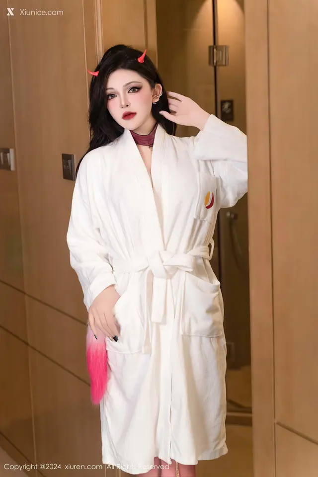 Xiuren秀人网 No.9352 伊丽莎有点白 (93 photos)