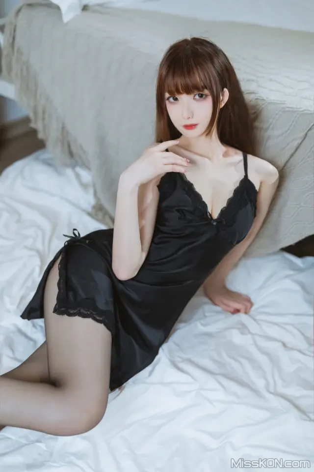Coser@封疆疆v: 黑丝睡衣 (32 photos)