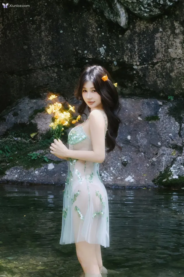 [XR Uncensored] Yin Tian Tian (尹甜甜): R18 秀人网模特 溪水边