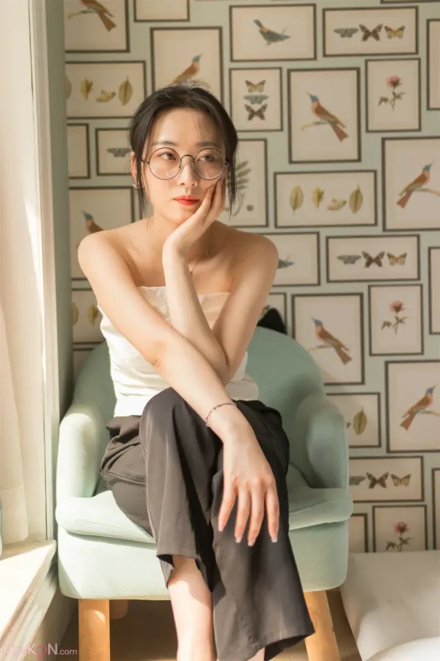 [Private Photoshoot] PKG眼镜娘: S级女神 阳光与思绪的温柔对话 (307 photos)