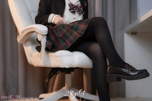 Coser@铃木美咲 (Misaki Suzuki): 现役JK的美脚连裤袜 (32 photos)
