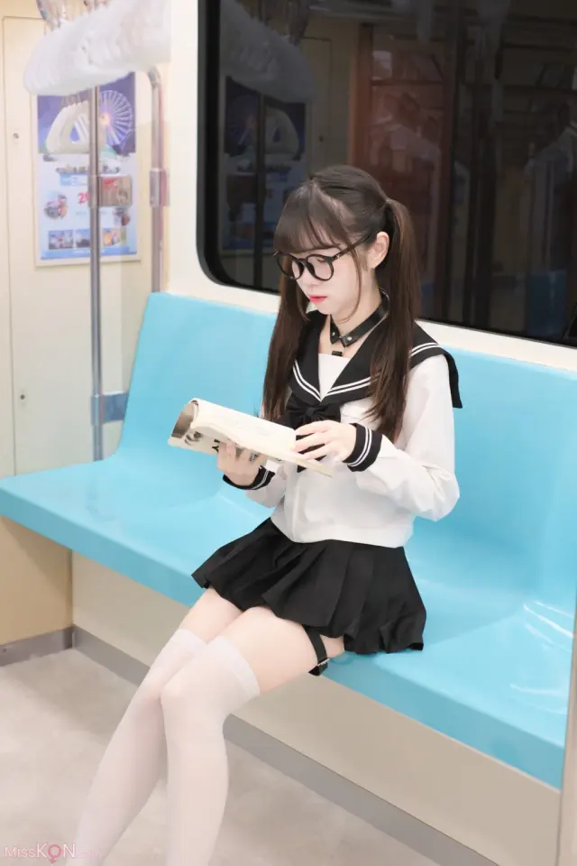 Coser@可可小白兔 – 電車上の女高中生 (36 photos)