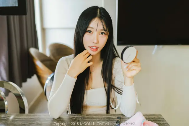 [Moon Night Snap] Yunjin – Honey Peach Hocance’ Digital photobook (ver.set)