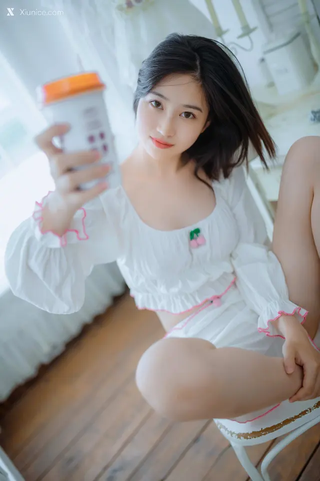 Coser@年年Nnian – 爱吃棒棒糖的少女 (35 photos)