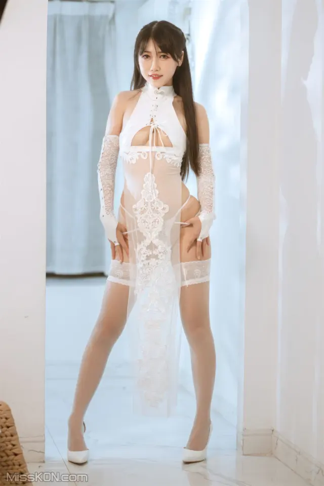 Coser@不呆猫: 靡烟白皮旗袍 (54 photos + 2 videos)