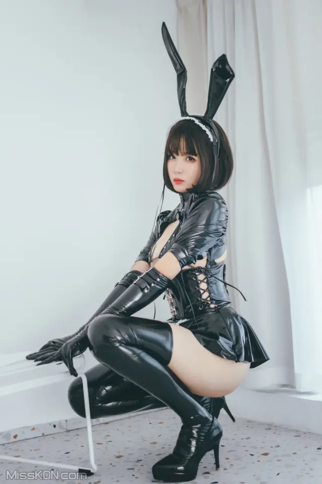 Coser@轩萧学姐: 兔女郎女仆 (52 photos + 1 video)