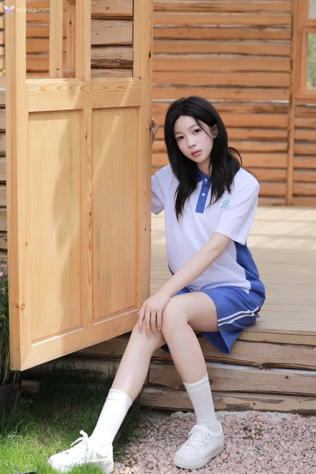 [XR Uncensored] 橙子酱Lillian: R18 秀人网模特 木屋中的JK小仙女