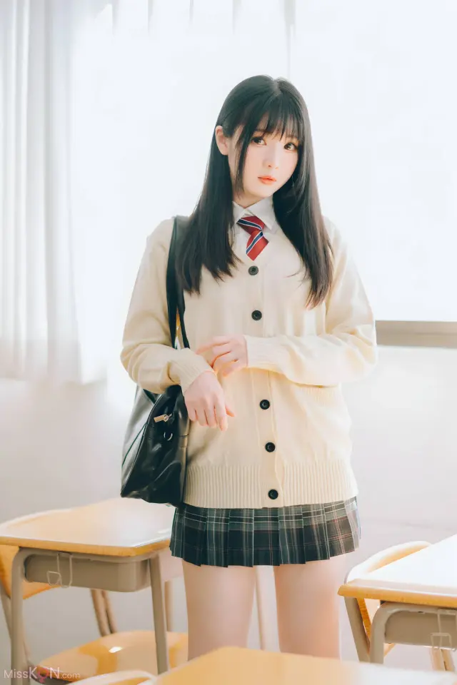 Coser@霜月shimo: DL版写真集 隣のサキュバス霜月さん！！Vol.01 (124 photos + 1 video)