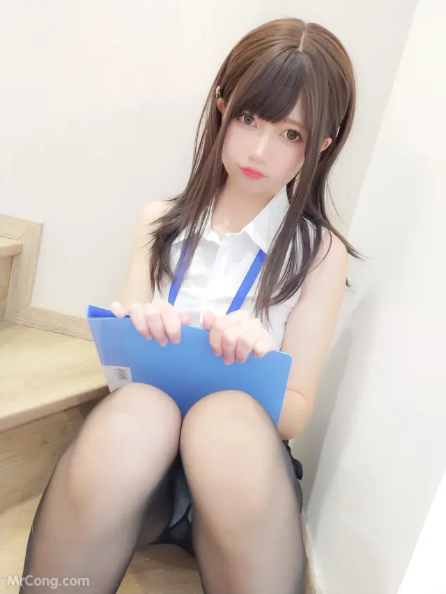 Coser@NAGISA魔物喵: [Fantia] – 仕事中～ (25 photos)