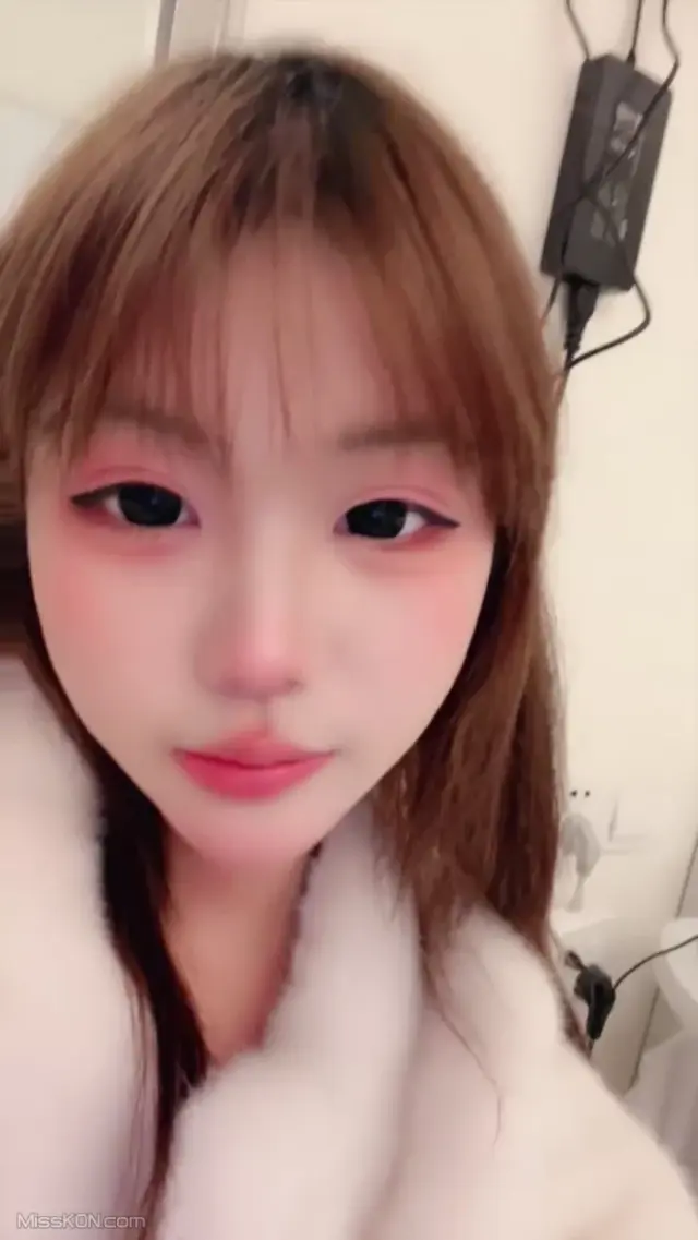 [OtherXXX] 芭比: 极品校花 酒店约网友无套大秀 (35 photos + 4 videos)
