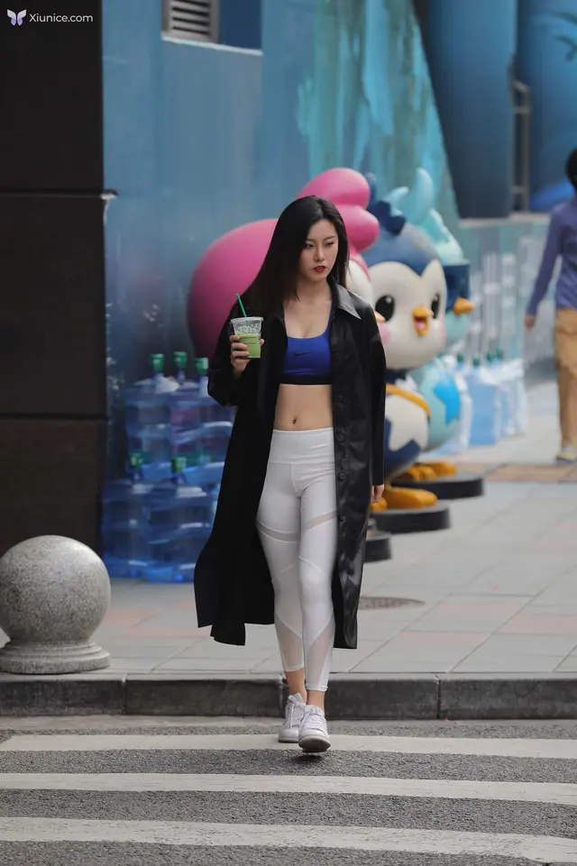 精选街拍作品 4K No.0078 白色紧身瑜伽裤美女高清原图 (590 photos)