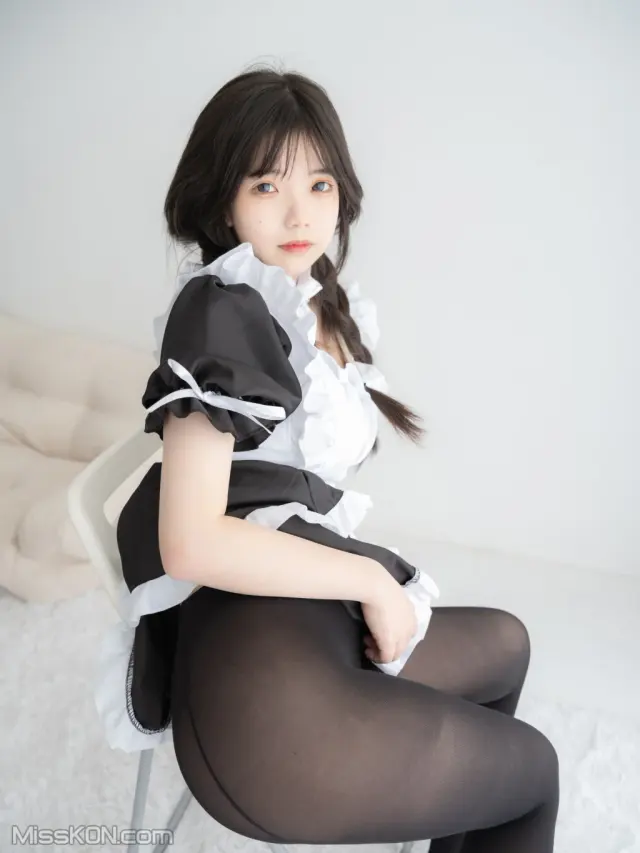 [紧急企划] 奶昔: 内部 黑丝女仆 (50 photos)