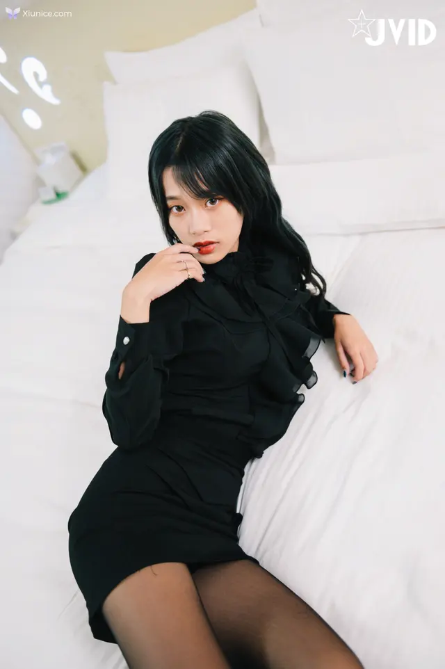 JVID 韓芳語 – DesireVol.極正大奶大學新鮮人芳語.下班後的情色指導 (53 photos)