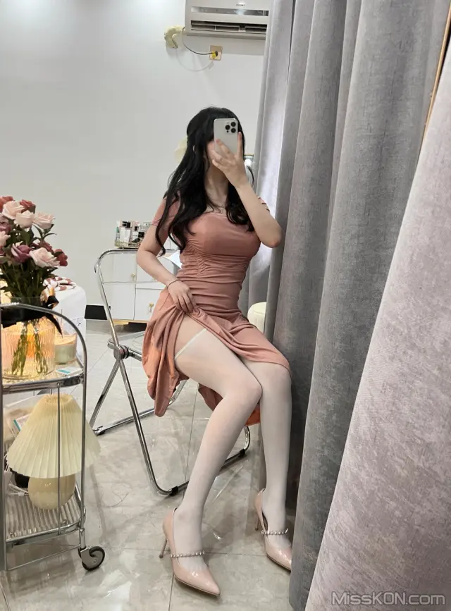 Coser@蜜桃少女是依酱呀: 人妻 (31 photos + 4 videos)