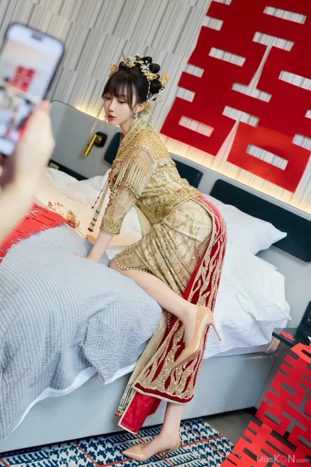 [内购无水印] 玥儿玥er: 秀人网模特 性感秀禾服 (84 photos)
